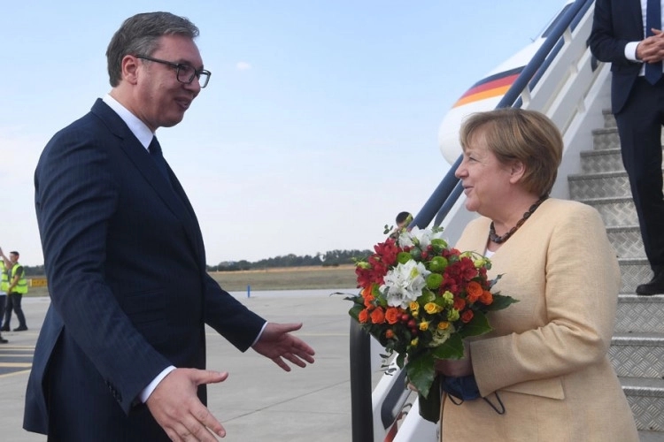 Angela Merkel sletjela u Beograd, sutra sastanak s liderima regiona u Tirani