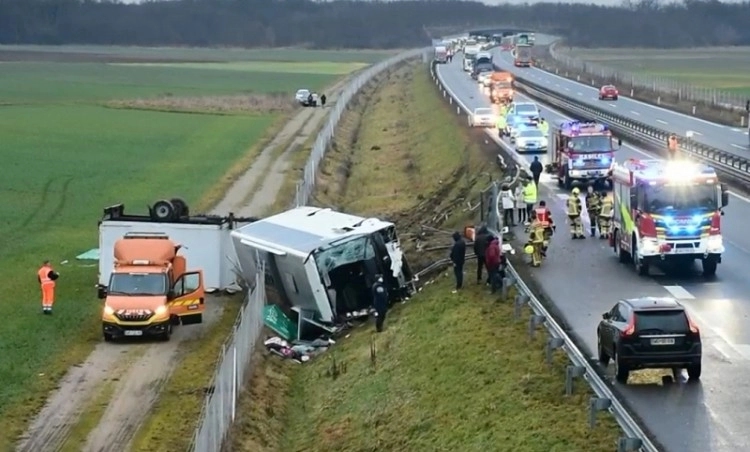 Autobus u Sloveniji sletio sa auto-puta, tri osobe poginule