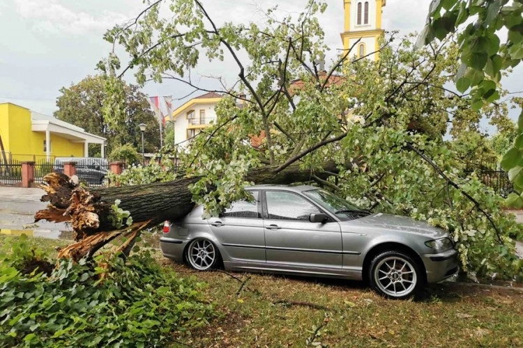 Banjaluka nakon nevremena: Građani saniraju štetu