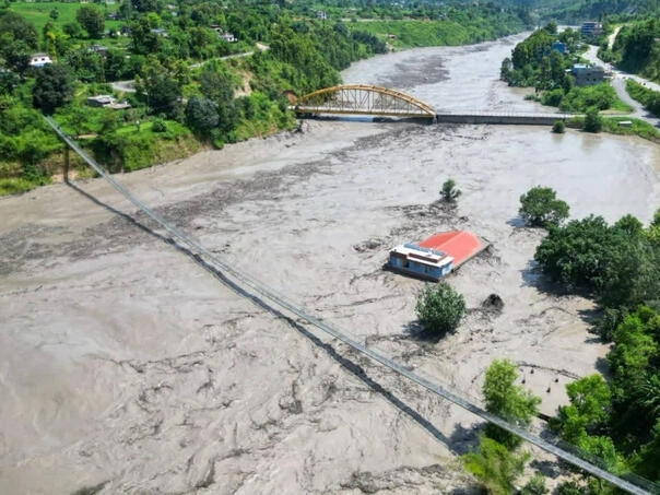 Broj žrtava poplava u Nepalu porastao na 162, stotine nestalih