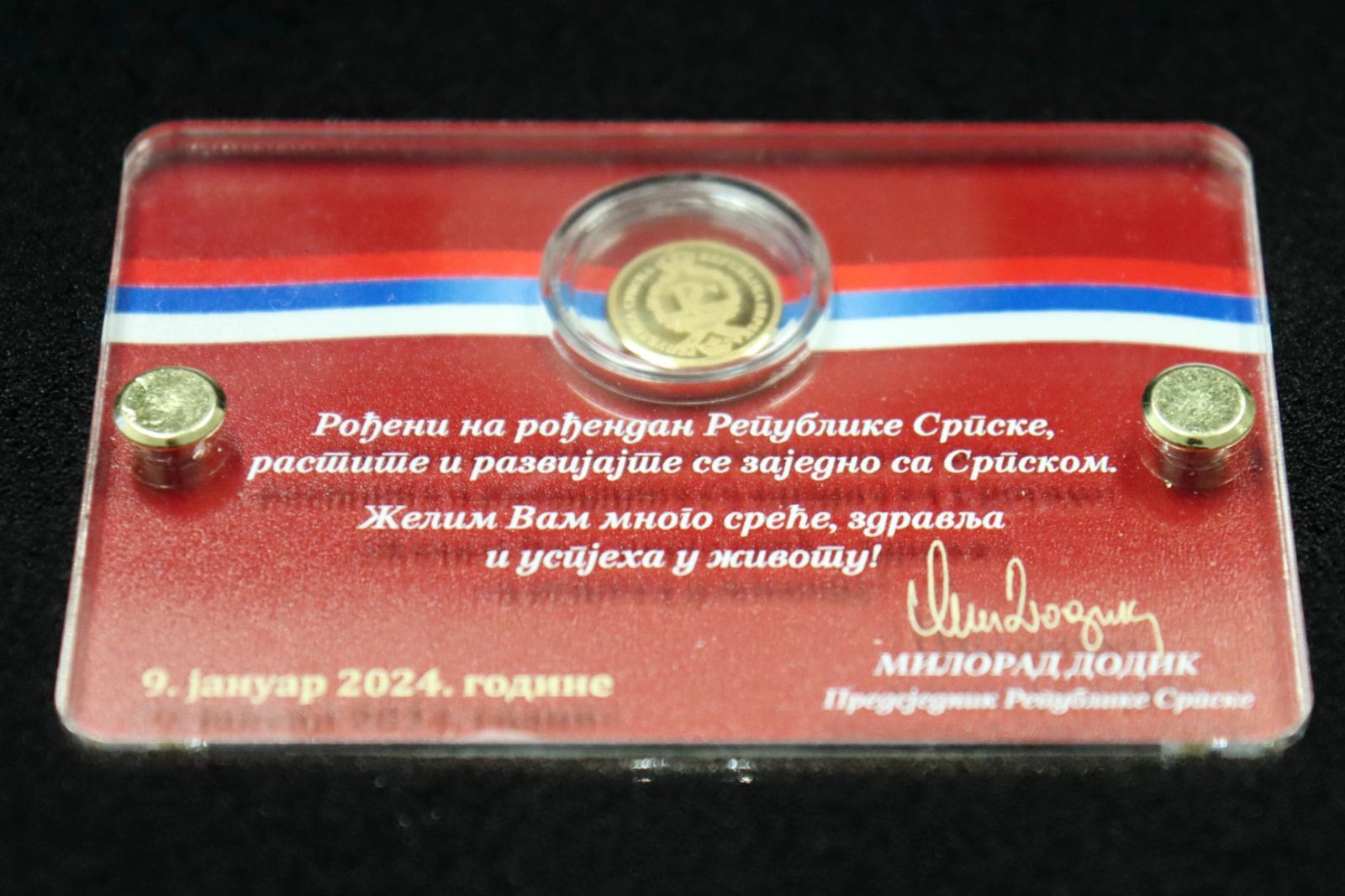 Dodik darovao zlatnikom 25 beba rođenih na 9. januar