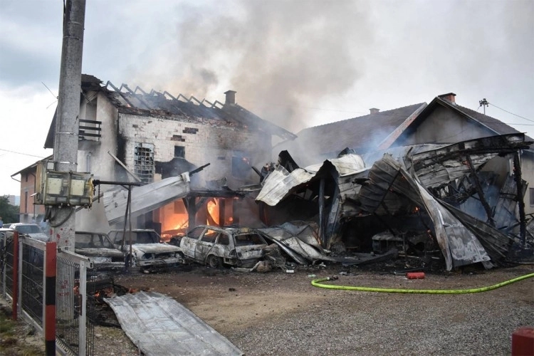 Izgorjeli radionica, kuća i devet automobila u požaru u Prijedoru