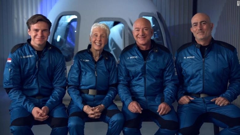 Jeff Bezos uspješno obavio let u svemir i vratio se na Zemlju