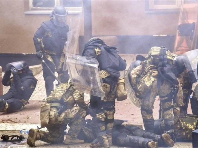 KFOR krenuo u nasilno rastjerivanje građana u Zvečanu