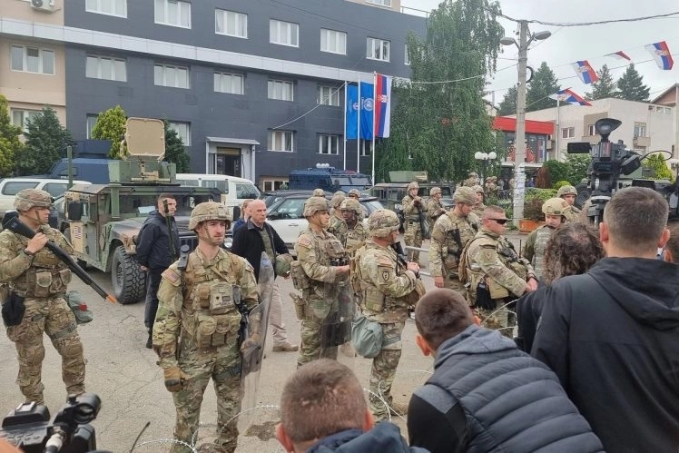 Kfor napravio novi kordon, počelo okupljanje