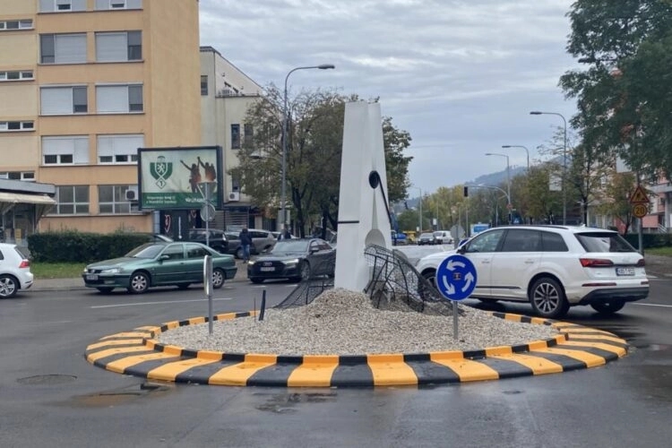 Ko su autori neobične instalacije