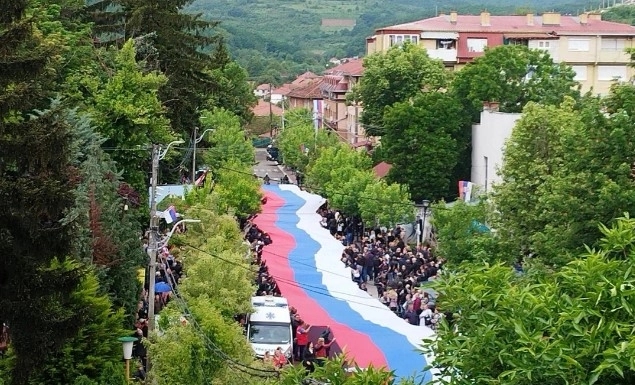 Kosovo i Metohija: Srbi razvili zastavu dugu 250 metara