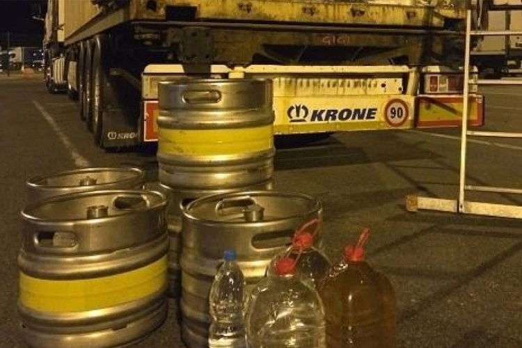 Krenuo sa 160 litara rakije preko granice pa ostao bez nje i platio kaznu