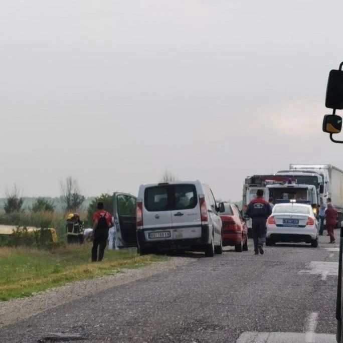 Minibus s radnicima sletio u jarak