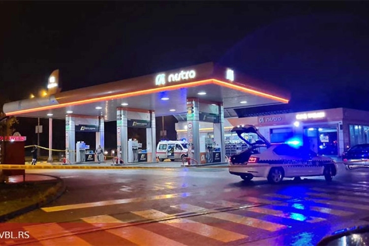 Mladić pada na zemlju, a napadač ga više puta ubada nožem