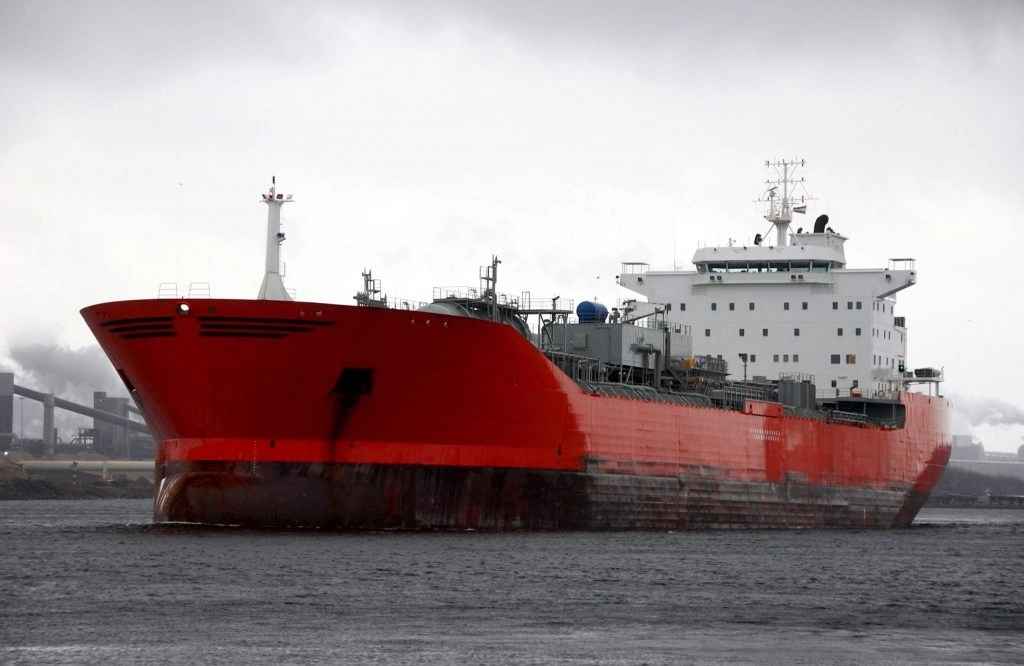 Nepoznati projektil pogodio tanker kod Omana, plovilo ostalo bez kontrole