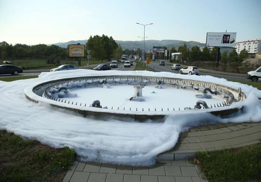 Neslana šala u Banjaluci: Zapjenila fontana na kružnom toku kod “Delte”