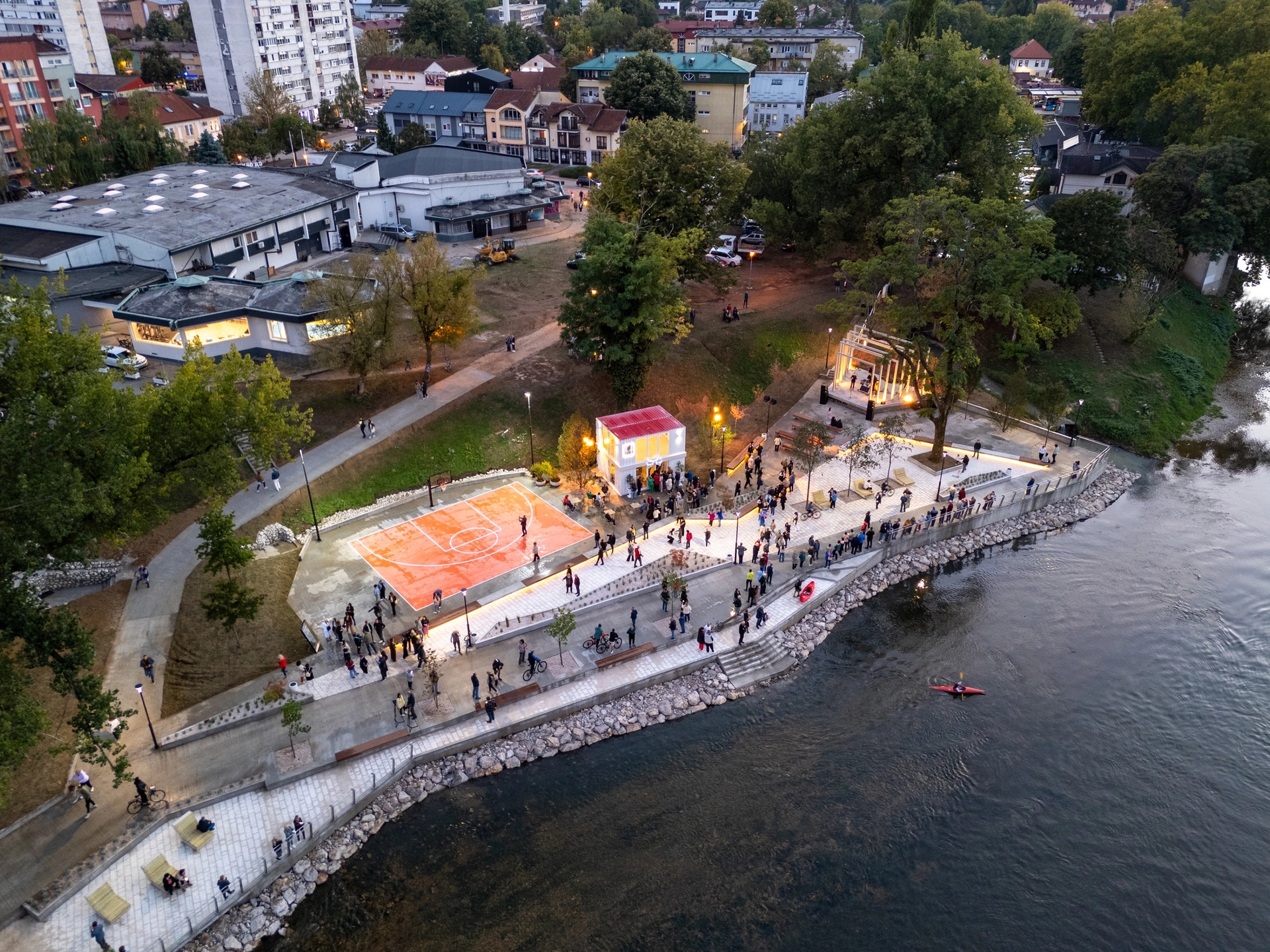 Banjalučka riva otvorena uz muziku i vatromet