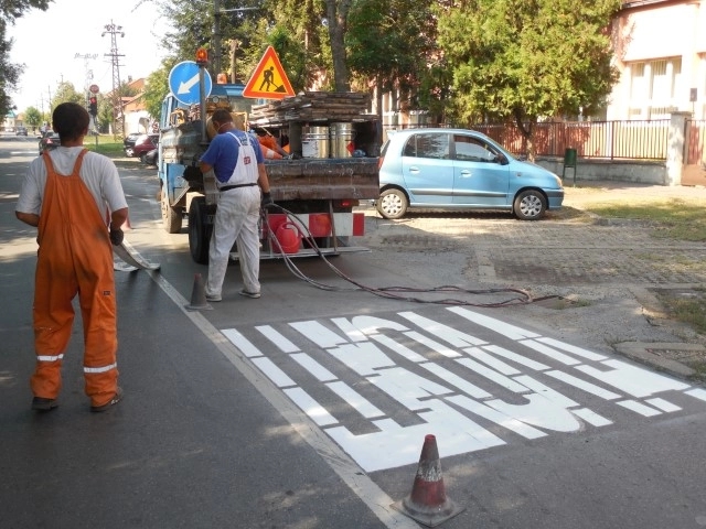 Obnovljena saobraćajna signalizacija u zonama škola