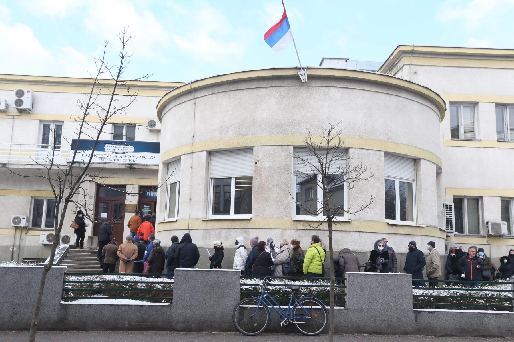Opet gužva ispred Instituta za javno zdravstvo RS