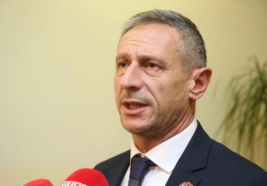 Ostojić osudio paljenje zastave Srbije kod Otočca