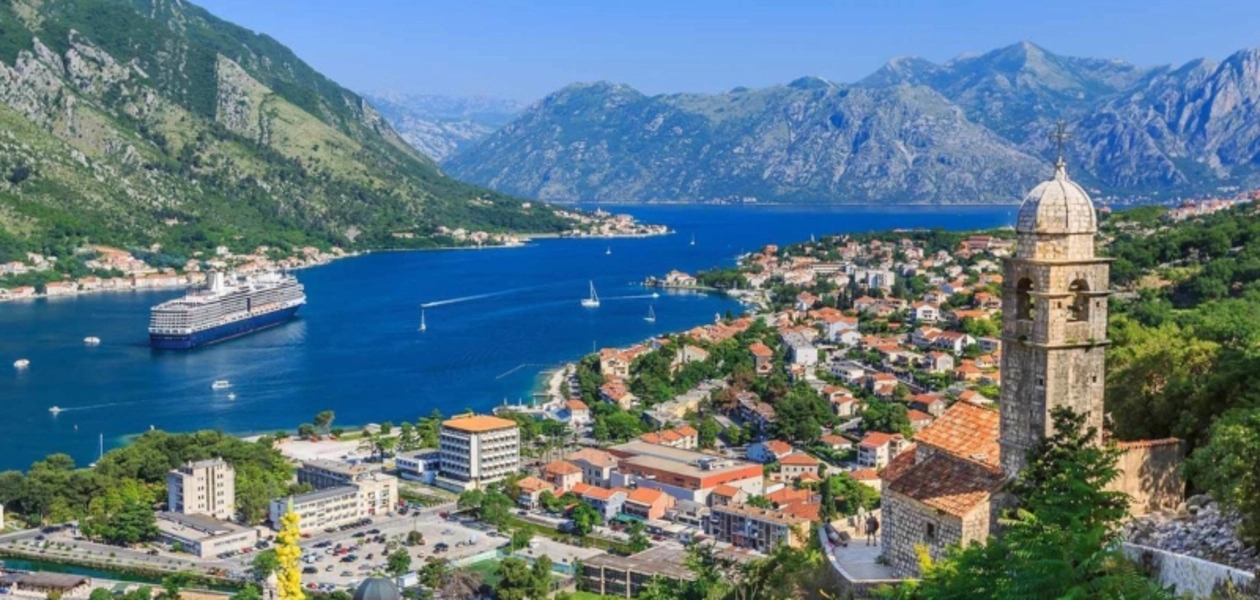 Papreno ljetovanje u Crnoj Gori: Ležaljke i suncobran koštaju 240 evra