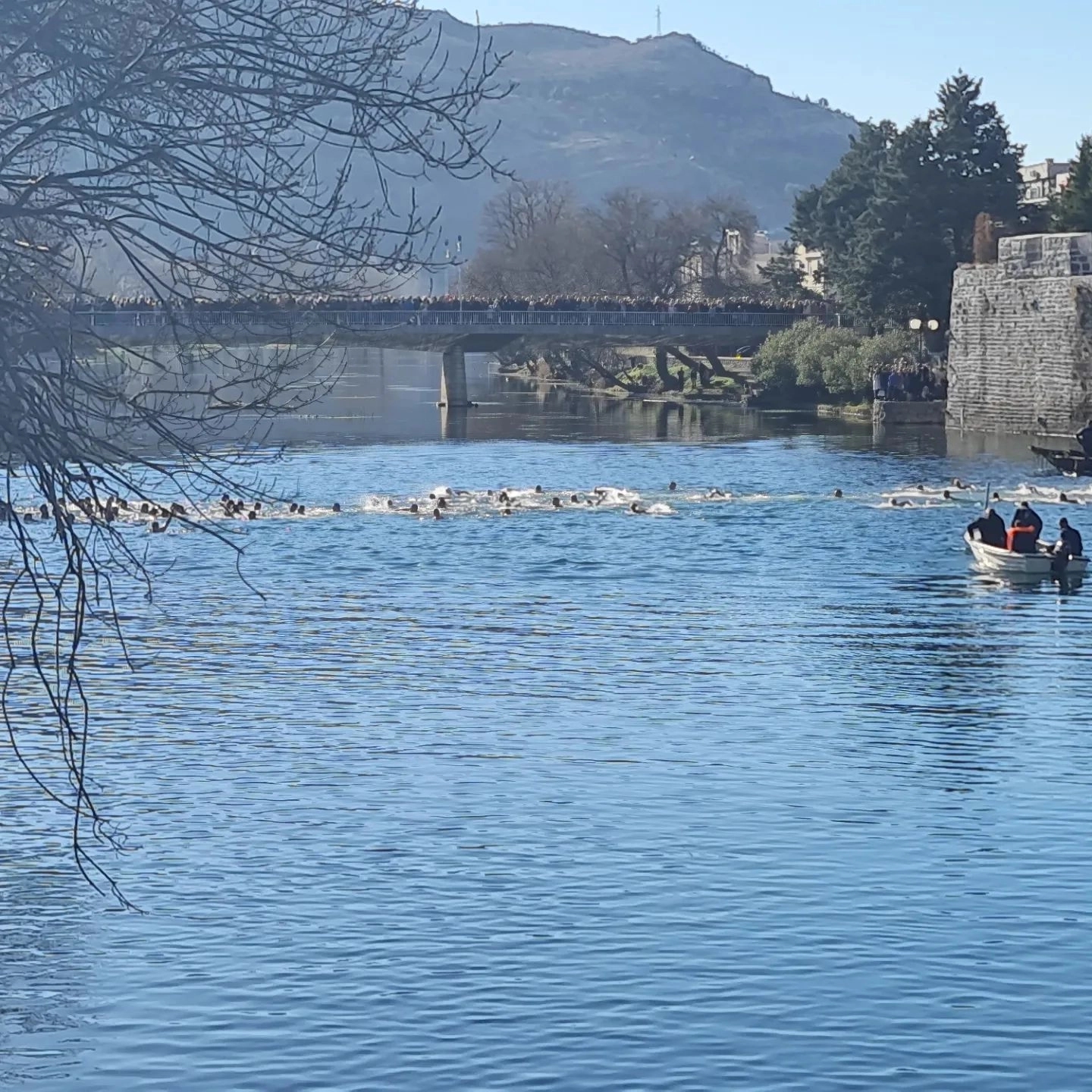 Plivanjem za Časni krst širom Srpske obilježeno Bogojavljenje