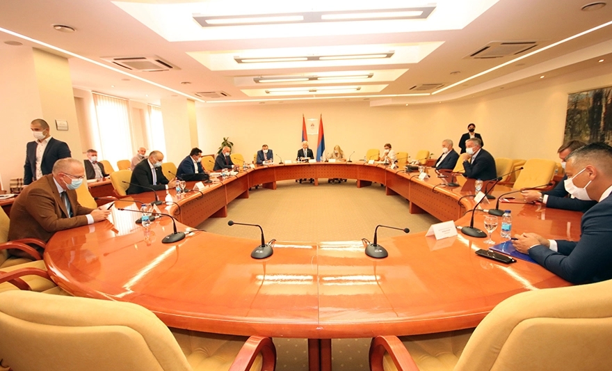 Počeo sastanak predstavnika parlamentarnih stranaka iz RS