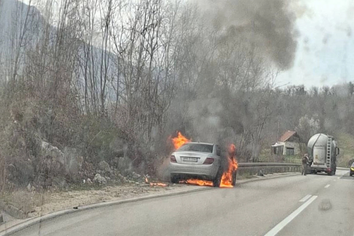 Požar na putu Banjaluka – Mrkonjić Grad, izgorjelo vozilo (VIDEO)