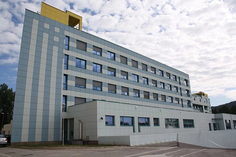 Preminuo muškarac koji je jutros ubio suprugu