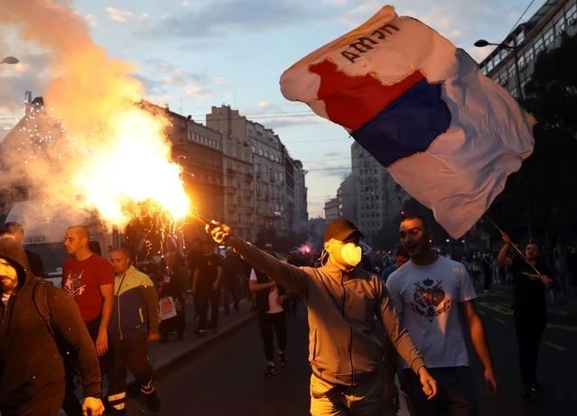 Protest antivaksera u Beogradu, bačena i baklja