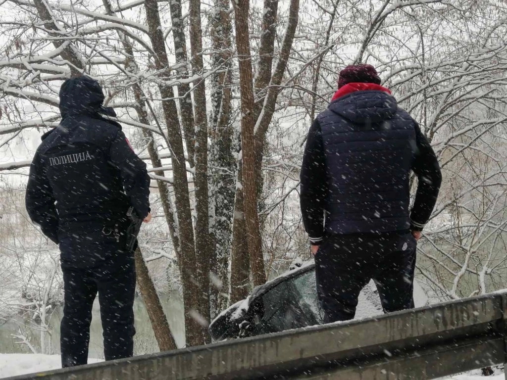 Smrskano auto umalo završilo u rijeci Vrbanji