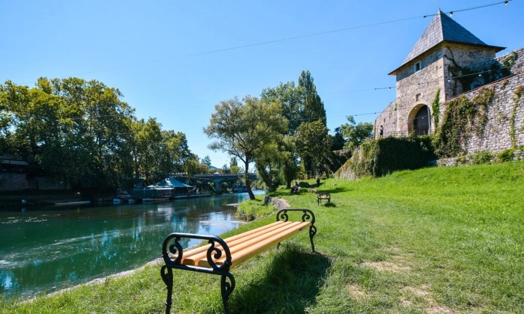 Tvrđava Kastel bogatija za 50 novih klupa