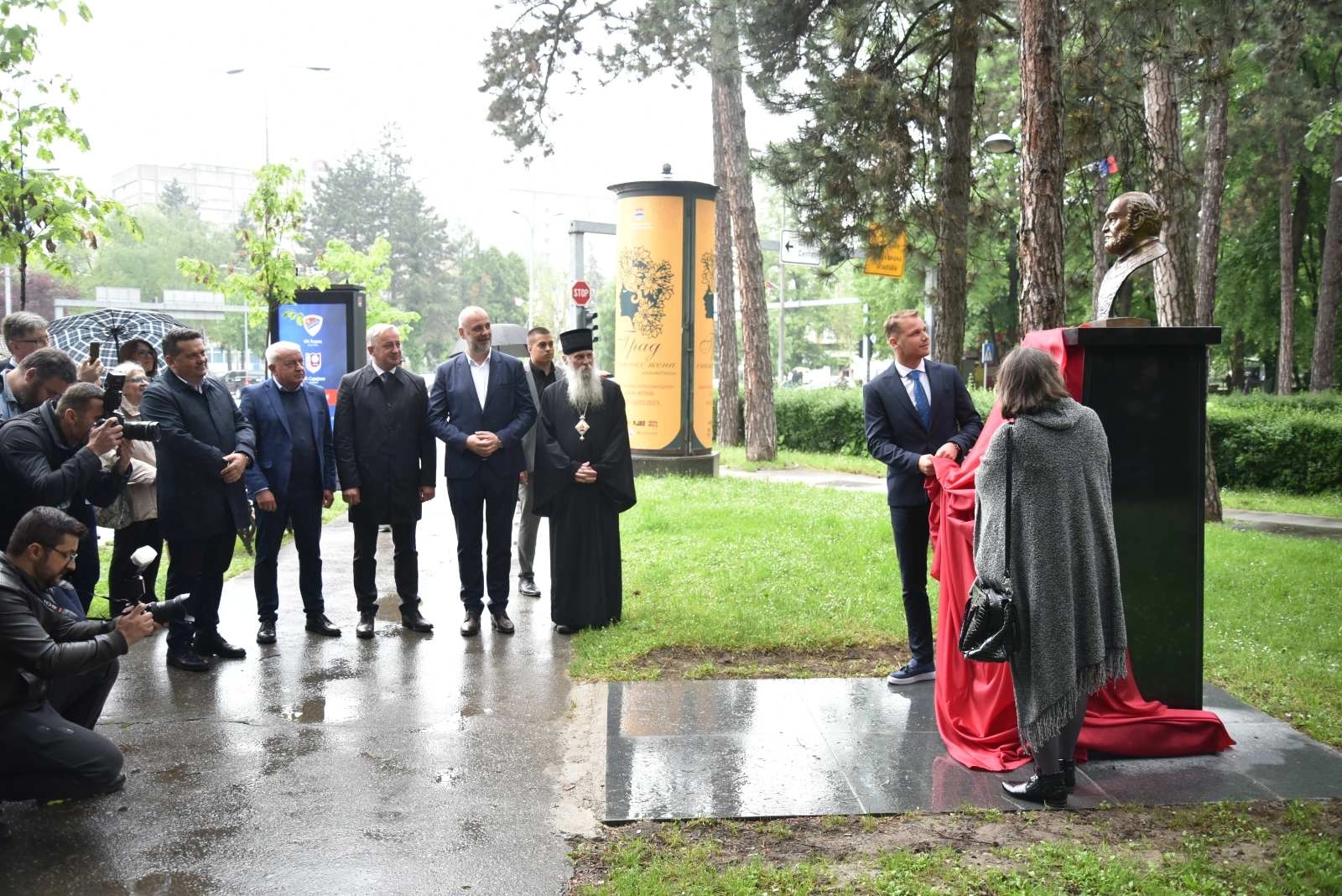 U Banjaluci otkrivena spomen-bista profesoru Predragu Gugi Lazareviću