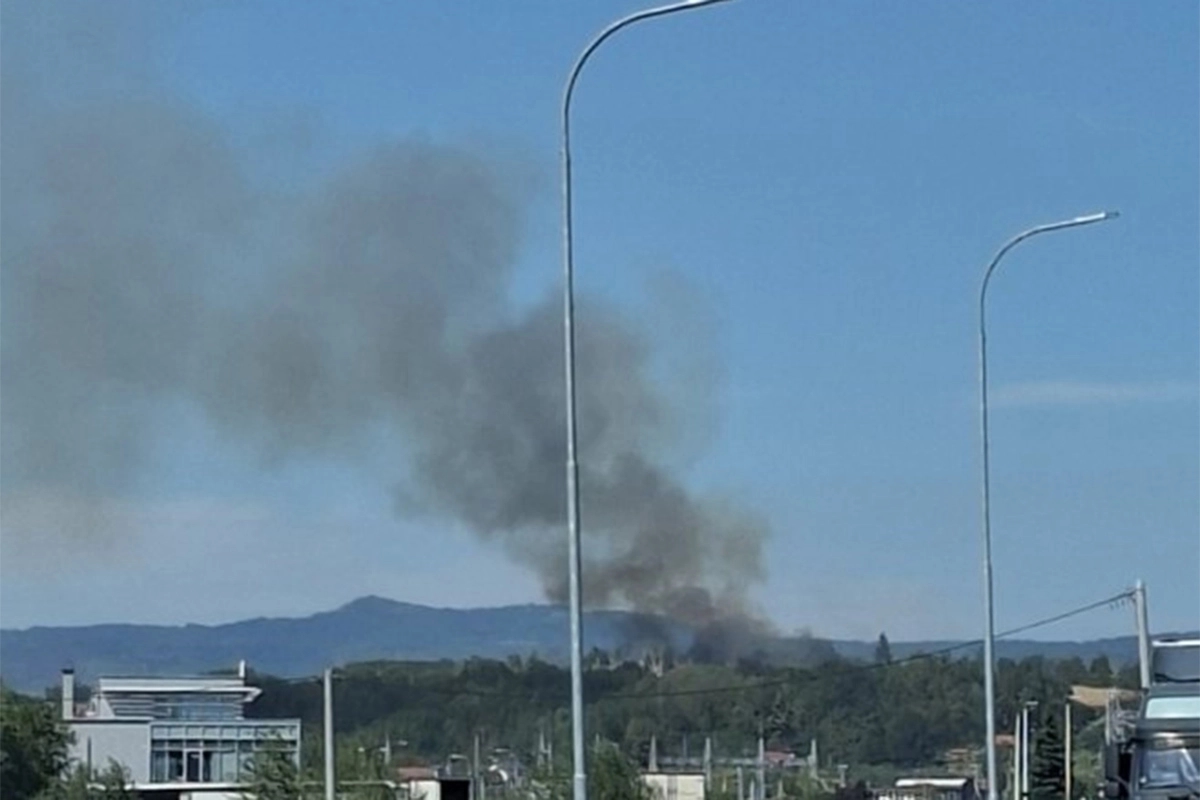 U Ramićima kod Banjaluke gori rastinje, požar se približio kućama