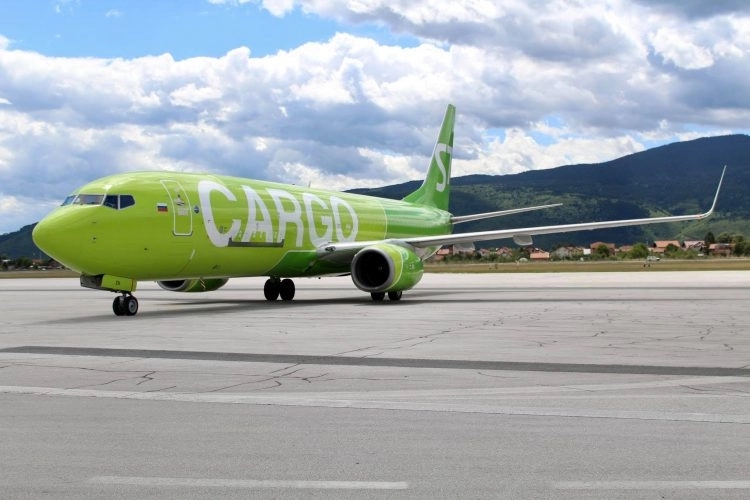 U Sarajevo sletio avion s pola miliona vakcina za potrebe Federacije BiH