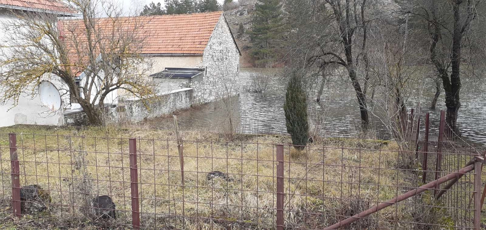 U selu Fojnica voda ušla u pet kuća; Put Gacko-Nevesinje prohodan