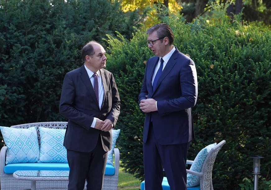 Vučić Šmitu: Narodi u BiH bi trebalo da odlučuju uz što manje pritisaka