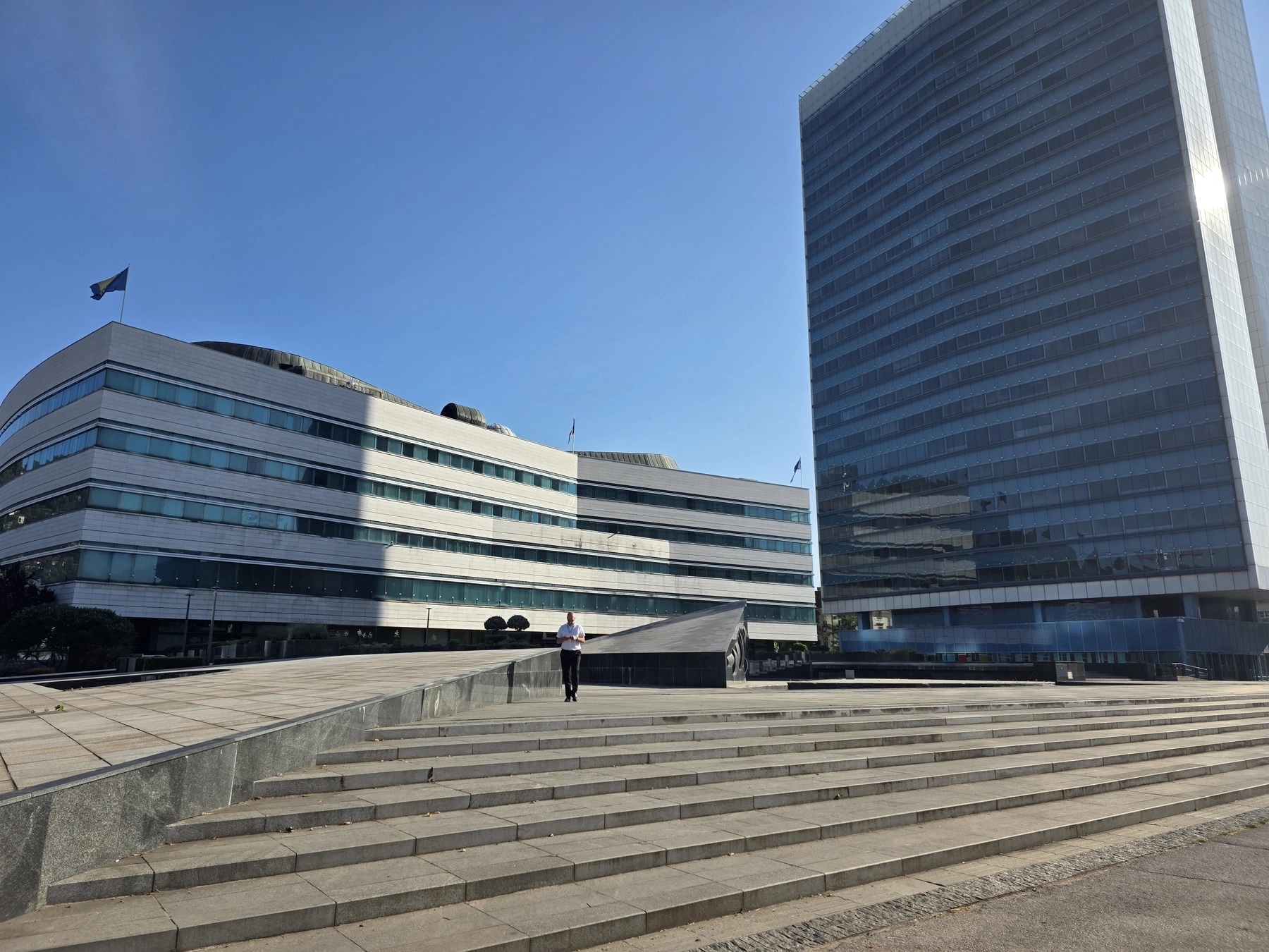 Zaposleni u zajedničkim institucijama traže primjenu zakona o većim platama