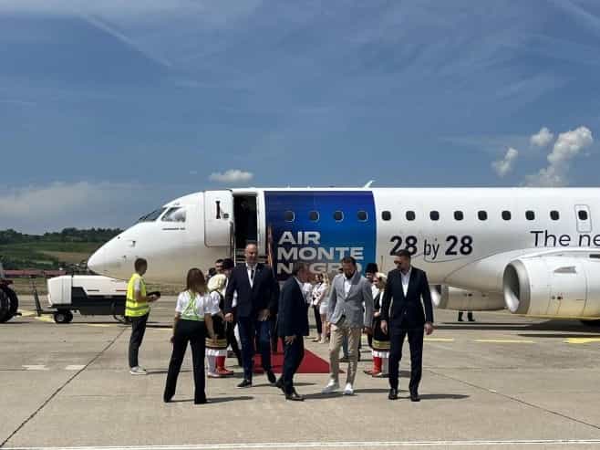 Avion iz Crne Gore sletio na banjalučki aerodrom: Do Tivta za 35 minuta (VIDEO)