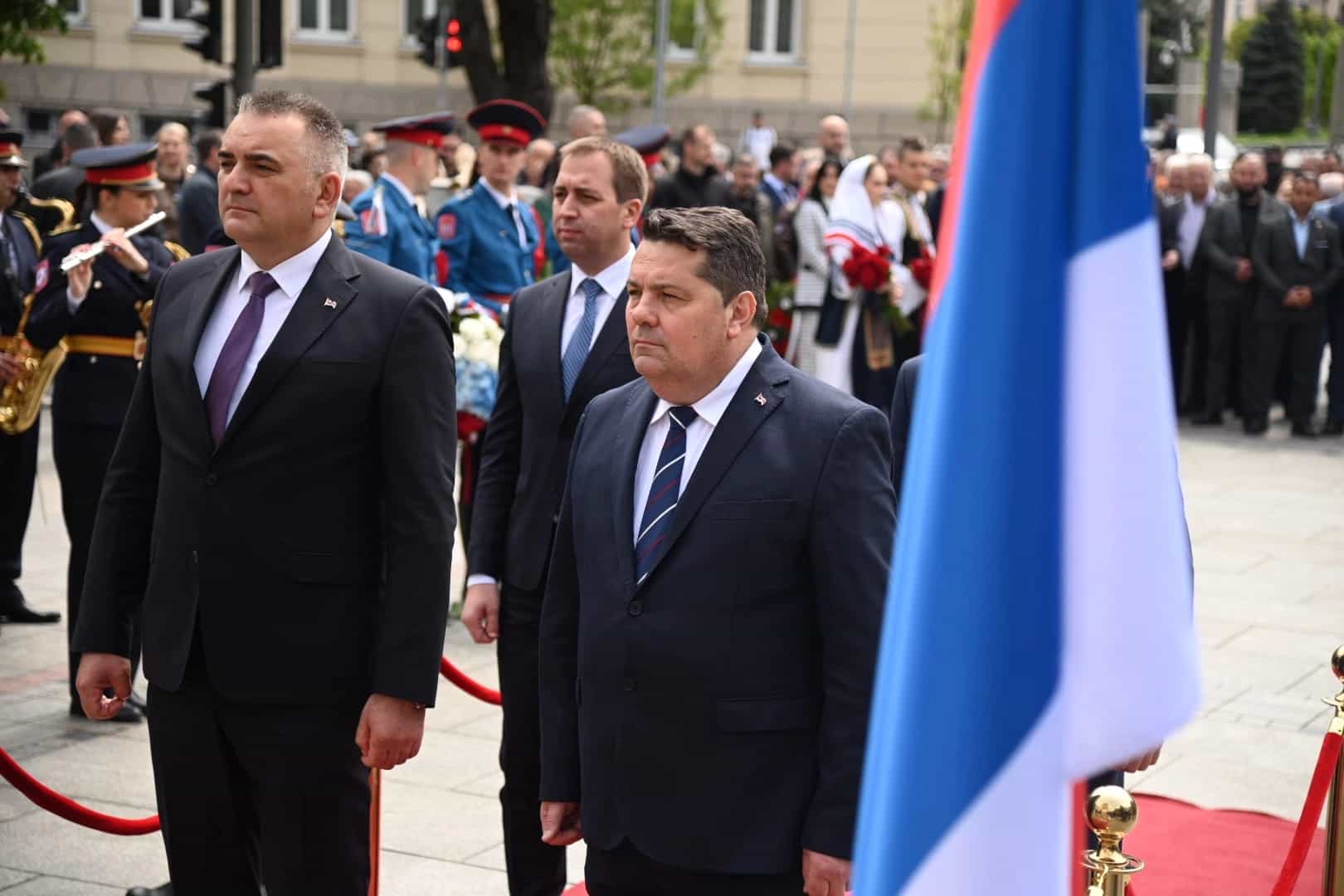 Brojne delegacije položile vijence na Spomenik poginulim borcima NOR-a