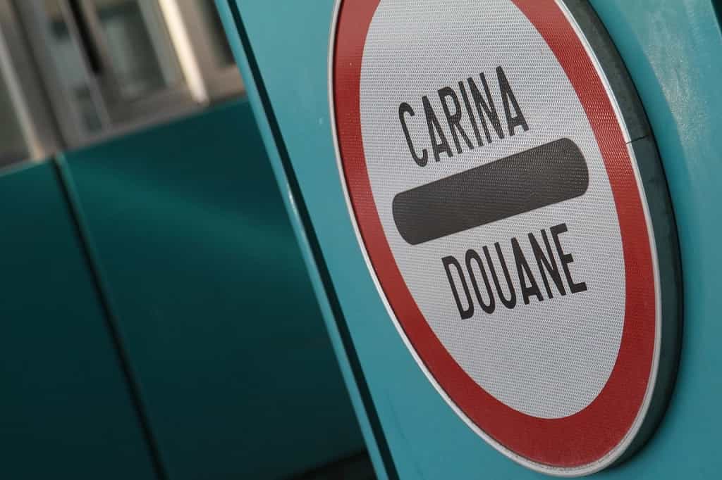 Carinici oduzeli automobil i 42.240 komada skrivenih cigareta