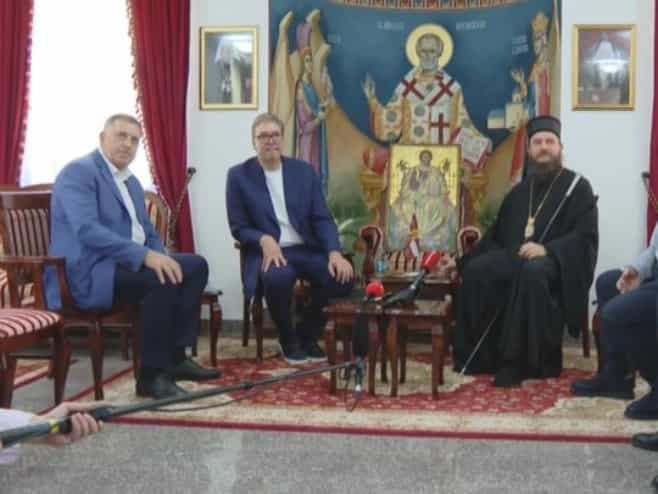 Dodik i Vučić sa episkopom Sergijem: Važno da Srbi ne prodaju svoja imanja