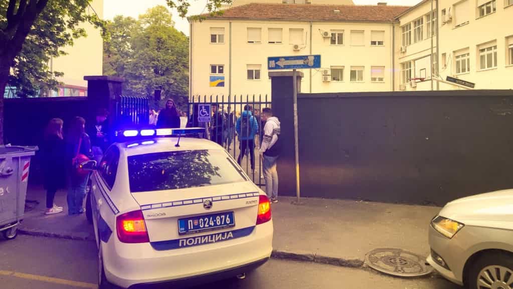 Dojave o postavljenim bombama stigle u škole širom Srbije