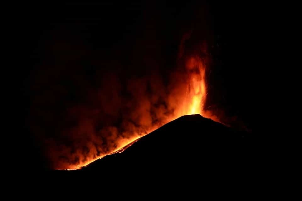 Etna ponovo eruptira, oblak pepela kreće se ka jugu (VIDEO)