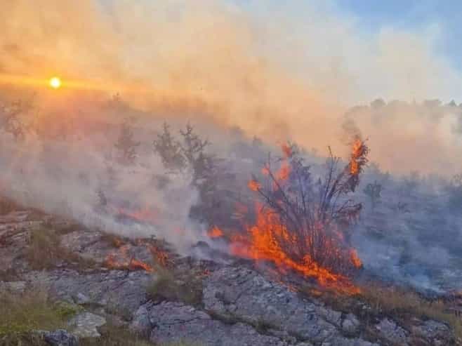 Gacko: Drugi dan borbe s požarom, požarna linija do osam kilometara
