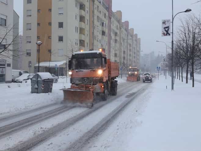 Grad okovan smećem i ledom
