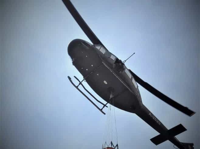 Helikopter Oružanih snaga gasi požar kod Bihaća