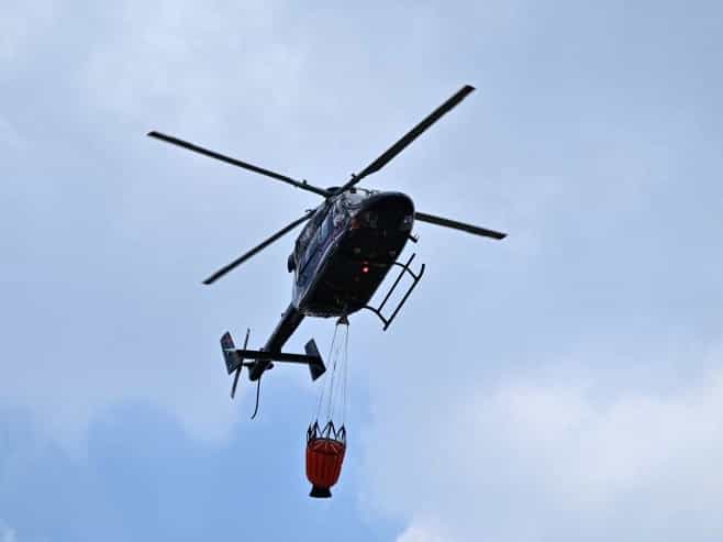 Helikopter upućen da pomogne u gašenju požara u Tesliću (VIDEO)