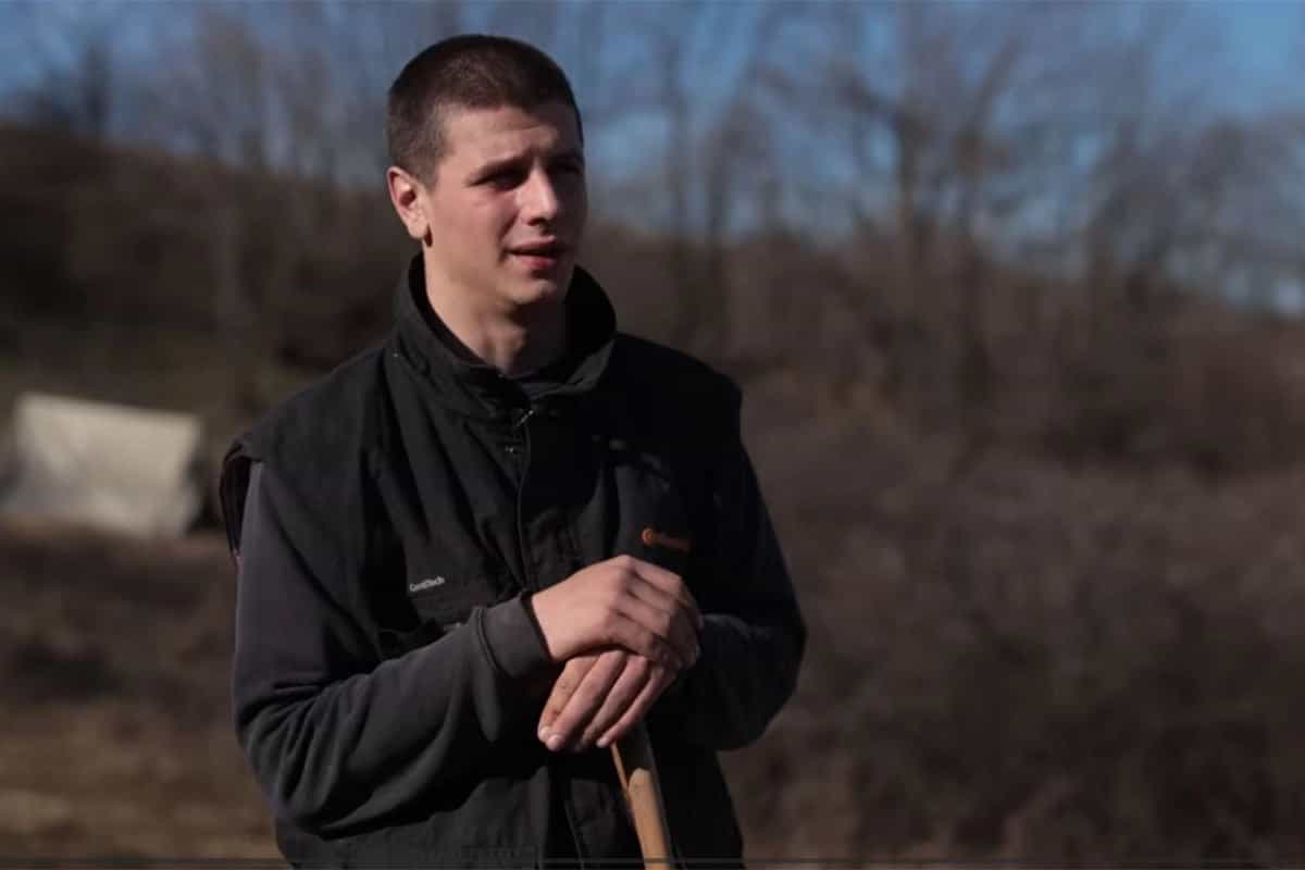 Miloš (21) živi u šatoru sa 300 ovaca, nema struje i sam plaća studije