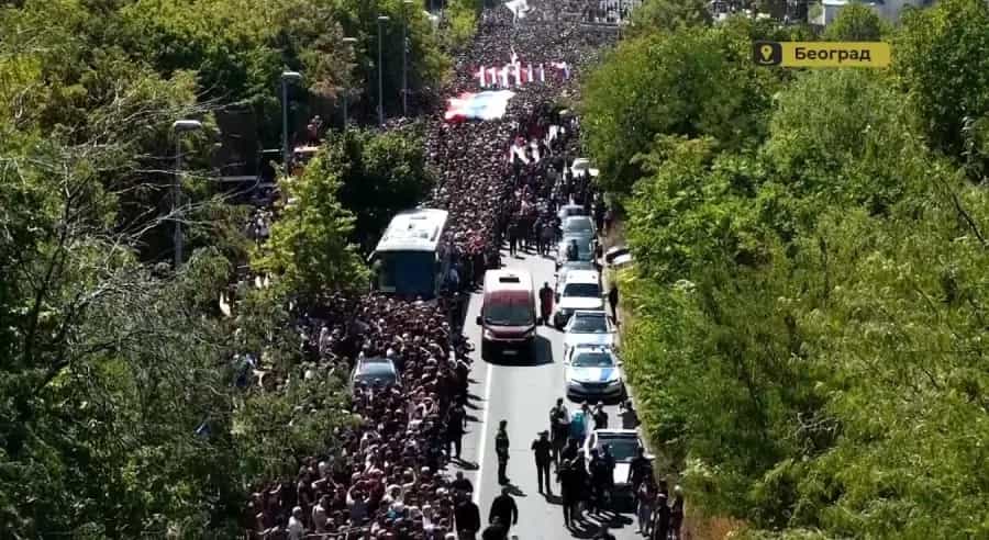 Nepregledne kolone ljudi: Hiljade građana na sahrani generalu Mladiću