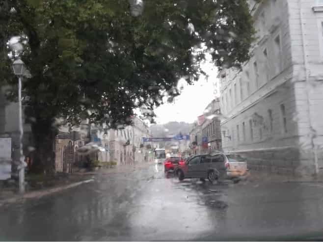 Nevrijeme u Trebinju, ulice pod vodom (VIDEO)