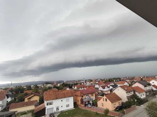 Nevrijeme zahvatilo Prijedor; Primijećen i fenomen “shelf” oblaka (VIDEO)