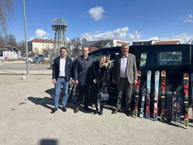 OC Јahorina donirao 30 pari skija opštini Nevesinje