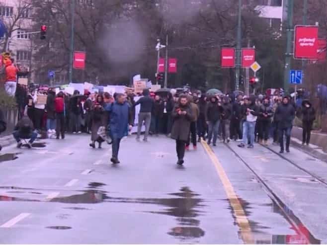 Okupljeni u Sarajevu traže hitne ostavke